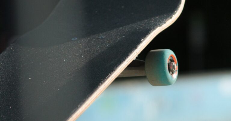 Featured image for How Do I Choose a Good Skateboard Deck The Ultimate 7-Step Guide 2025